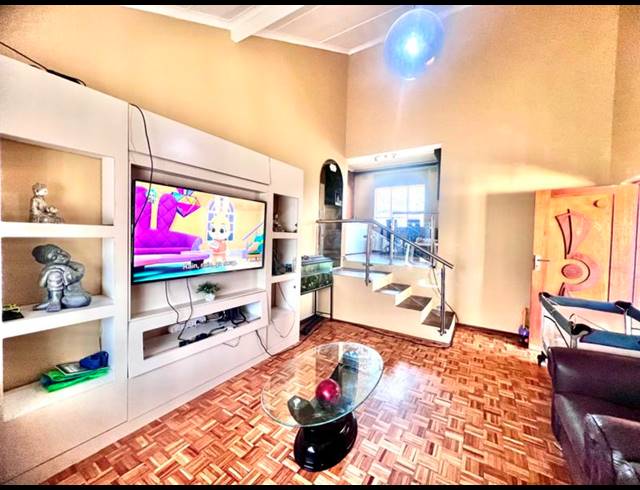 3 BEDROOM HOUSE FOR SALE IN BISLEY